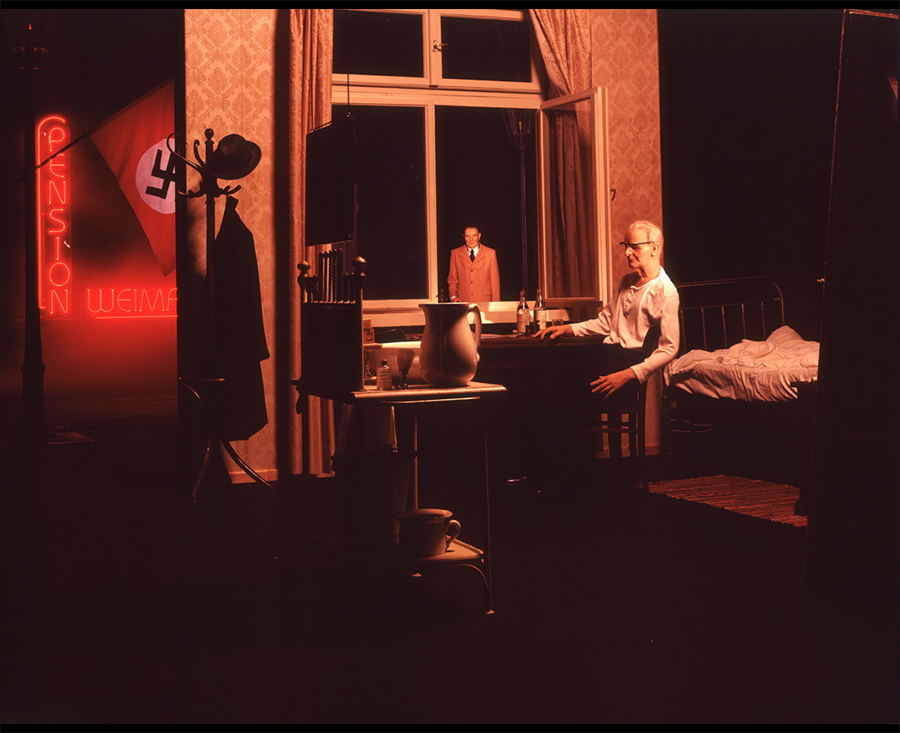 VATERBILDER | FATHERPICTURES - STAGED FAMILY PICTURES WITH SILICONE PUPPETS - Der Vertrag / The contract- 2004 ©  Burkhard von Harder